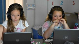 filles en classe