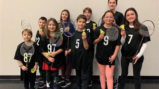 élèves qui jouent au badminton