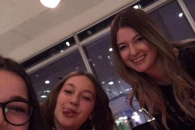 Accompagnées de leur enseignante, 2 élèves du secondaire ont pu participer